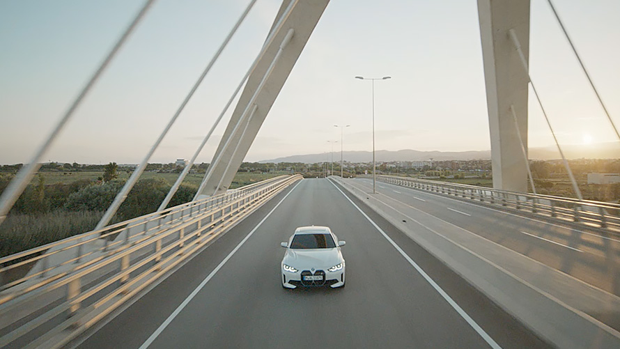 Perspetiva frontal a três quartos, BMW i4 eDrive40, G26, 2021, em movimento BMW i4 eDrive40, G26, 2021, pintura branco Mineral, perspetiva frontal a três quartos, em movimento