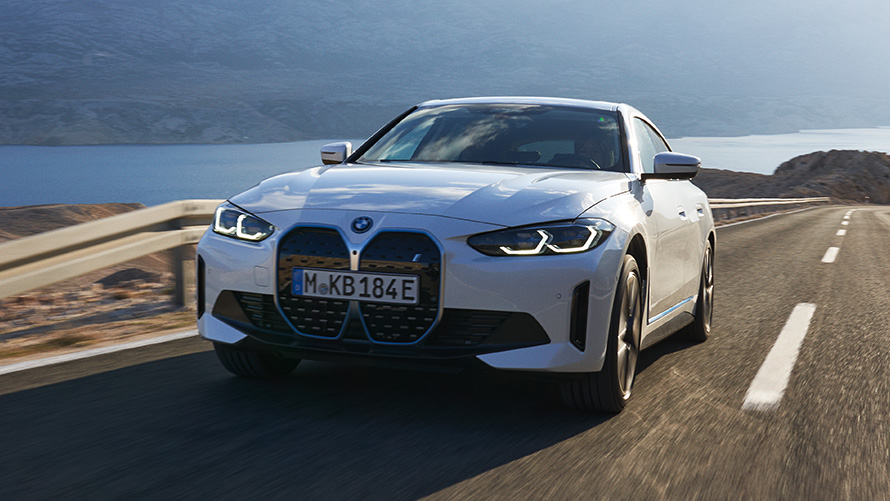Perspetiva frontal a três quartos, BMW i4 eDrive40, G26, 2021, em movimento BMW i4 eDrive40, G26, 2021, pintura branco Mineral, perspetiva frontal a três quartos, em movimento