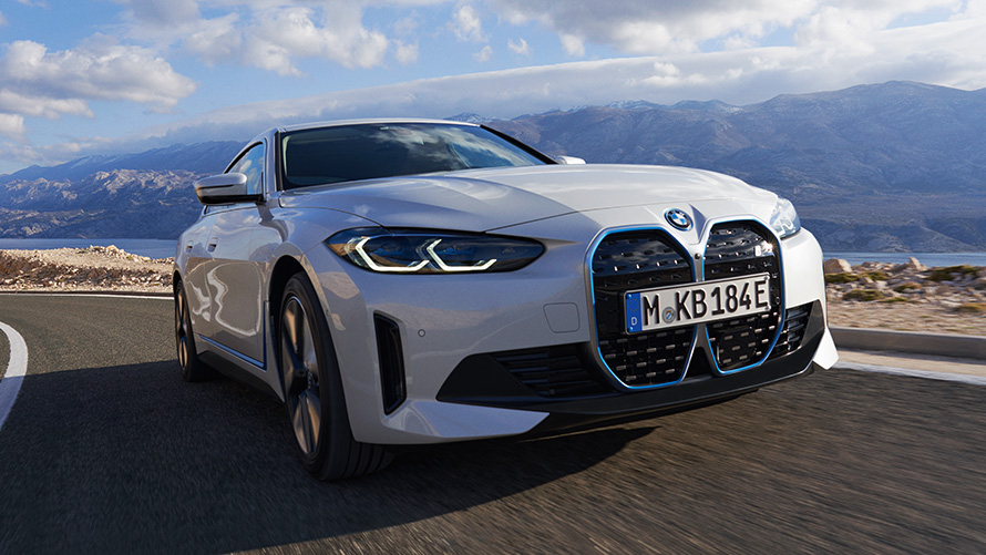 Perspetiva frontal a três quartos, BMW i4 eDrive40, G26, 2021, em movimento BMW i4 eDrive40, G26, 2021, pintura branco Mineral, perspetiva frontal a três quartos, em movimento