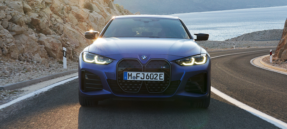 Perspetiva frontal, BMW i4 M50, G26, 2021, em movimento BMW i4 M50, G26, 2021, pintura azul Portimao metalizada, perspetiva frontal, em movimento na estrada