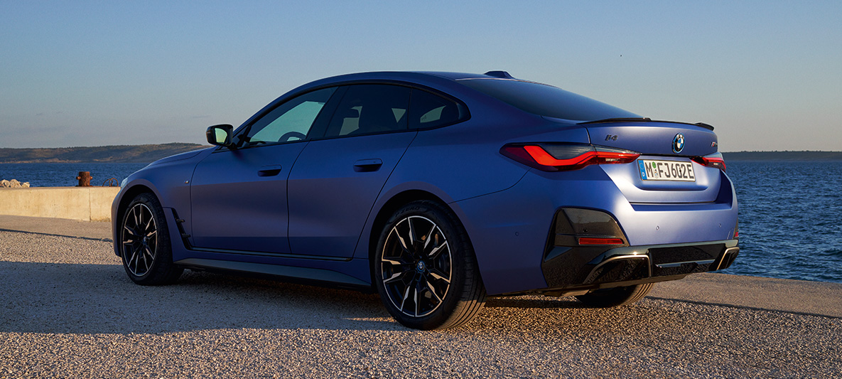 Perspetiva traseira a três quartos, BMW i4 M50, G26, 2021 BMW i4 M50, G26, 2021, pintura azul Portimao metalizada, perspetiva traseira a três quartos, num cais