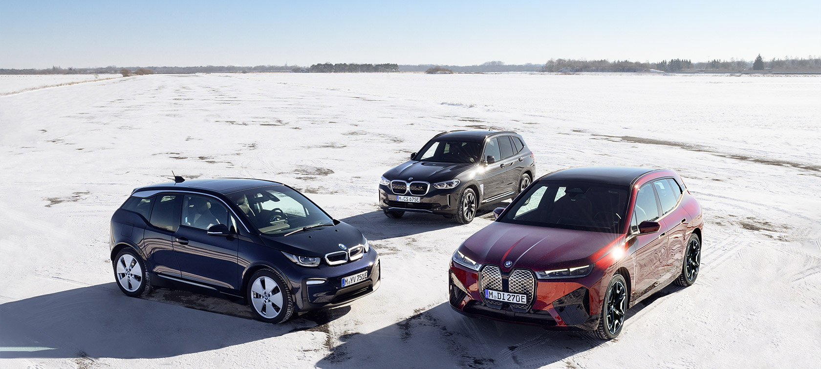 Automóveis elétricos BMW, perspetiva lateral a três quartos, na areia, perspetiva aérea Modelos BMW i, automóveis elétricos BMW, perspetiva lateral a três quartos, na areia, perspetiva aérea