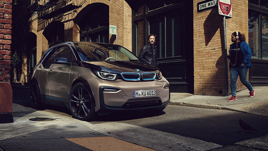 BMW i3, I01, primeira geração, perspetiva frontal a três quartos, na faixa de rodagem Modelos BMW i, BMW i3, I01, primeira geração, perspetiva frontal a três quartos, na faixa de rodagem