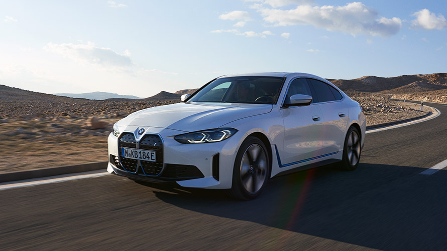 BMW i4, G26, primeira geração, perspetiva frontal a três quartos, em movimento Modelos BMW i, BMW i4, G26, primeira geração, perspetiva frontal a três quartos, em movimento