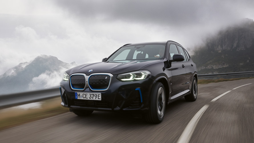 BMW iX3, G08, primeira geração, perspetiva lateral a três quartos, em movimento Modelos BMW i, BMW iX3, G08, primeira geração, perspetiva lateral a três quartos, em movimento