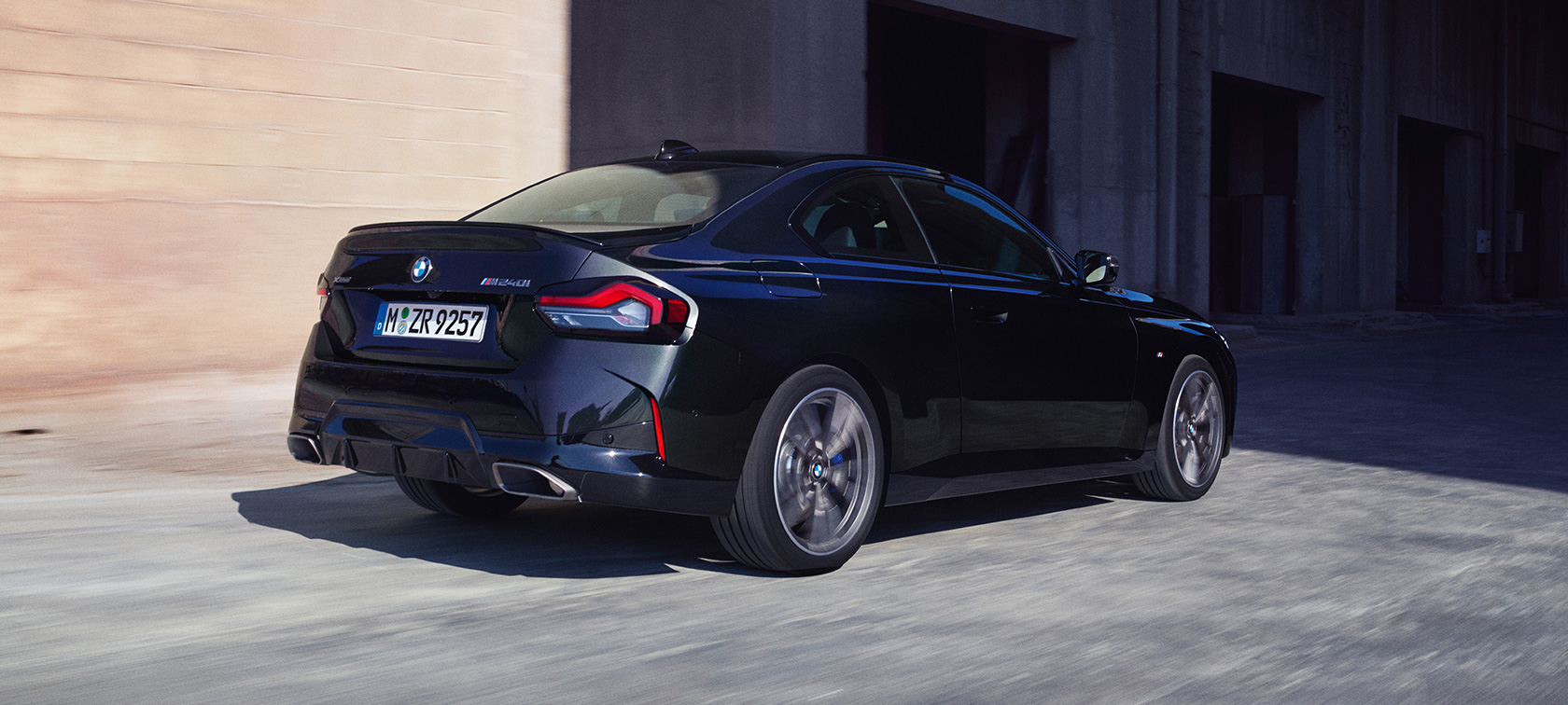 Perspetiva traseira a três quartos, BMW M240i xDrive Coupé, G42, 2021 BMW M240i xDrive, G42, 2021, pintura preto Sapphire metalizada, perspetiva traseira a três quartos, em movimento