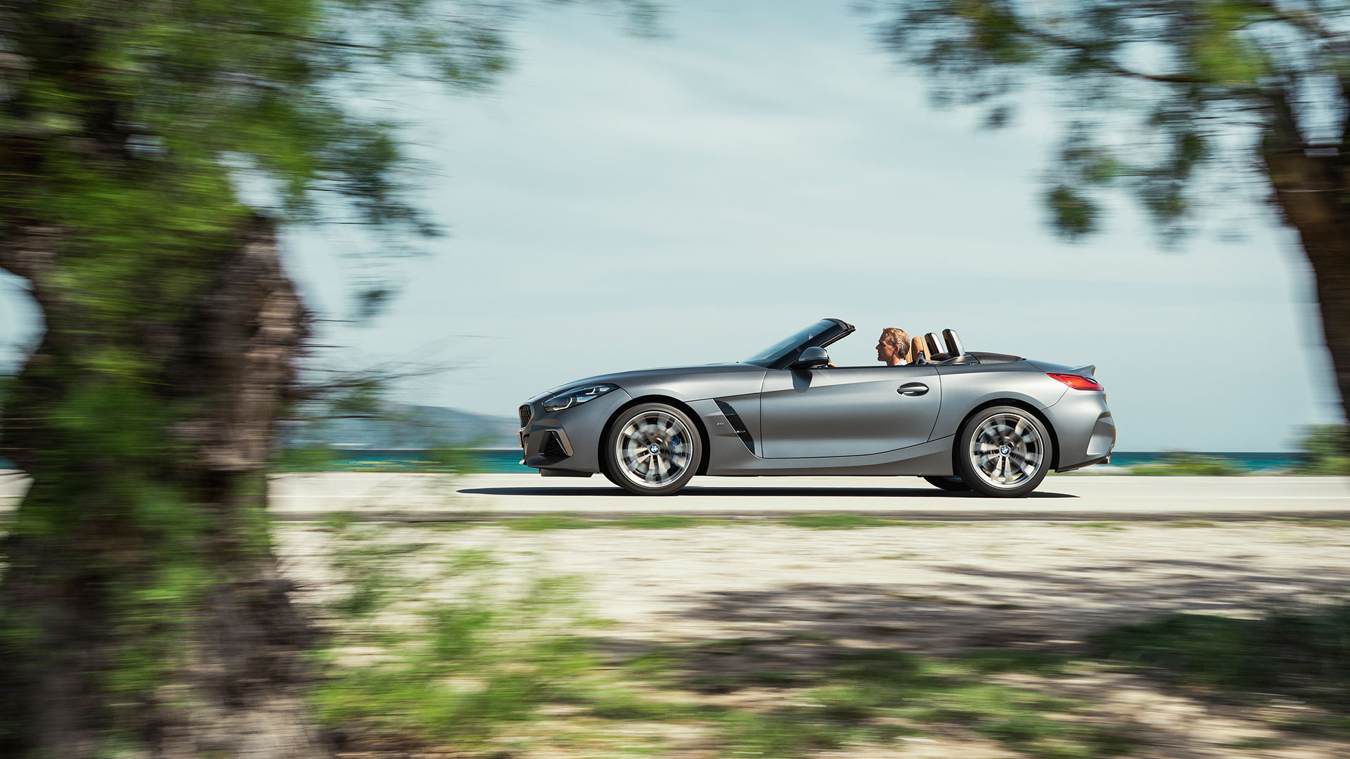 Exterior do BMW Z4 M40i, G29 BMW Z4 Roadster M40i, G29, 2019, Cabrio, cinza Frozen BMW Individual metalizado, perspetiva lateral