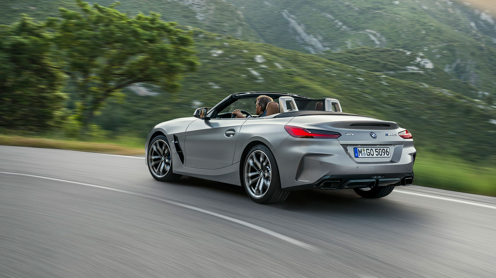 Dinâmica de condução do BMW Z4 M40i G29 BMW Z4 Roadster M40i, G29, 2019, cinza Frozen BMW Individual metalizado, perspetiva traseira a três quartos em movimento