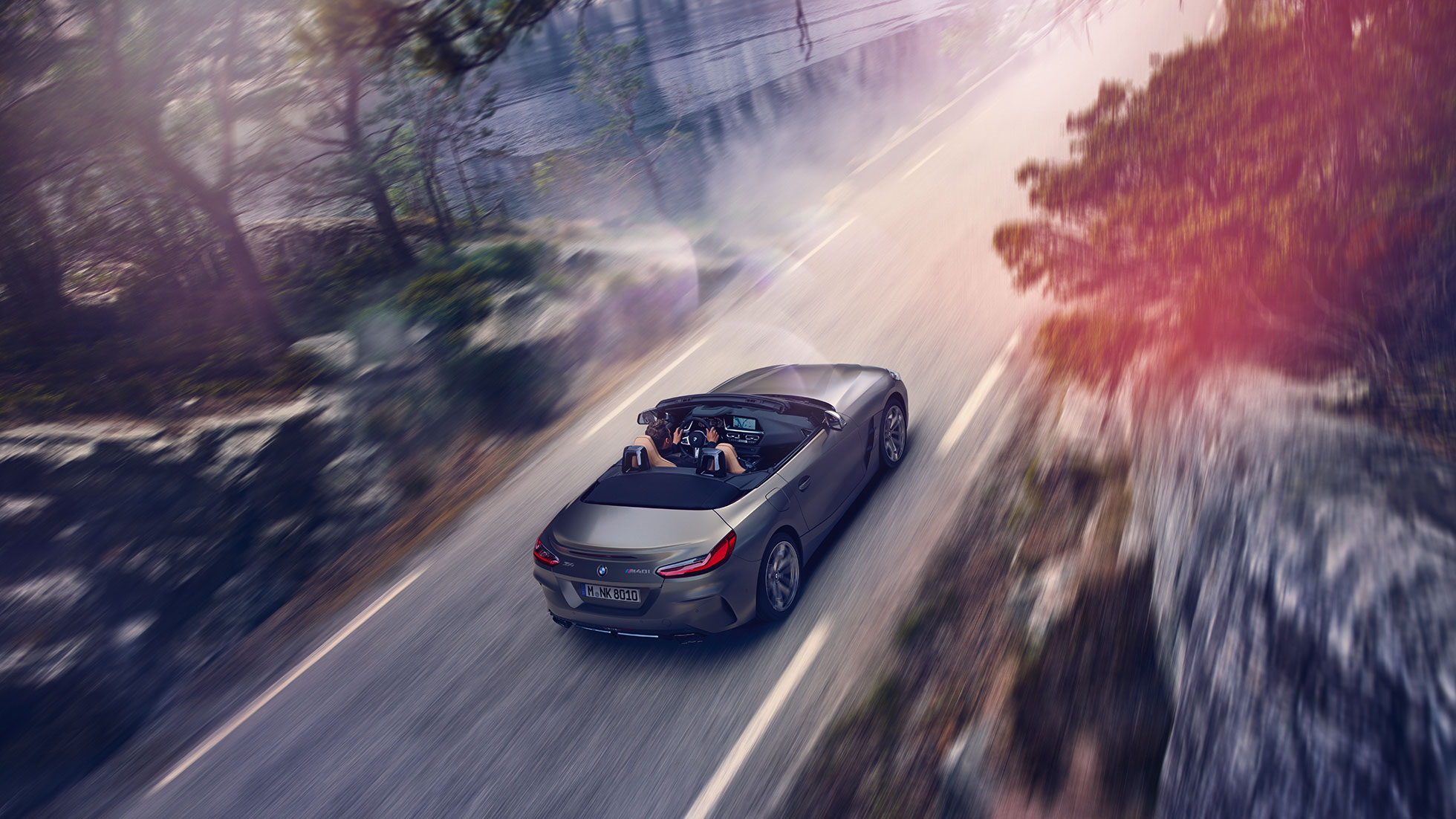 BMW Z4 M40i, G29, Cabrio, com capota aberta BMW Z4 M40i Roadster, G29, 2019, Cabrio, cinza Frozen BMW Individual metalizado, em movimento com a capota aberta, perspetiva aérea