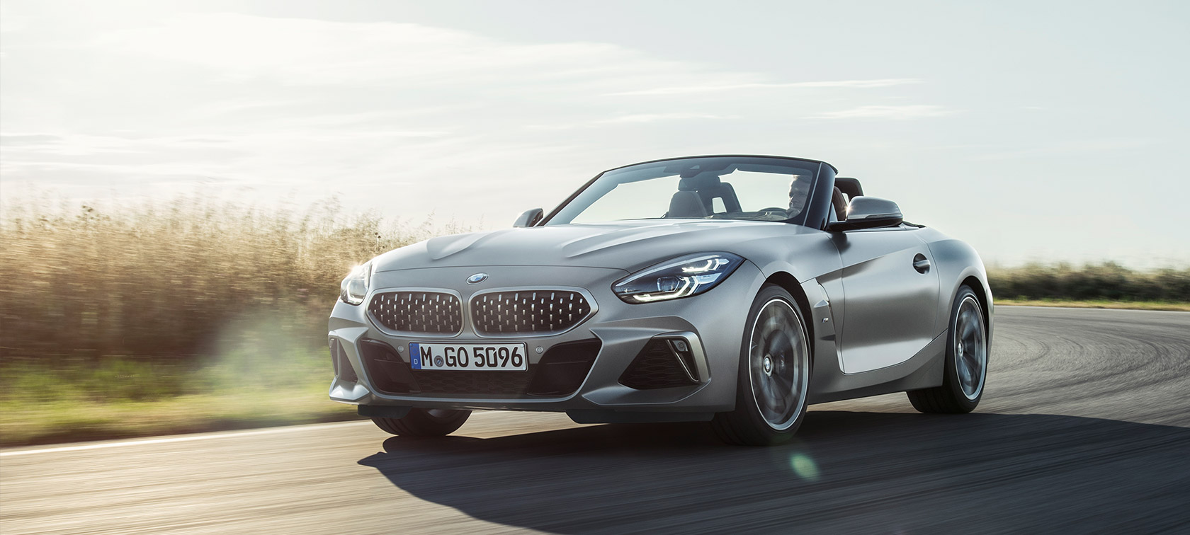 Perspetiva traseira a três quartos, BMW Z4 M40i Roadster, G29 BMW Z4 M40i Roadster, G29, 2019, Cabrio, cinza Frozen BMW Individual metalizado, perspetiva traseira a três quartos em movimento
