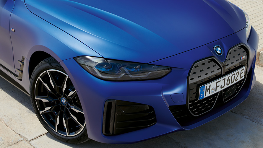 BMW i4 M50, G26, 2021, pintura azul Frozen Portimao BMW Individual metalizada, perspetiva frontal a três quartos, perspetiva aérea