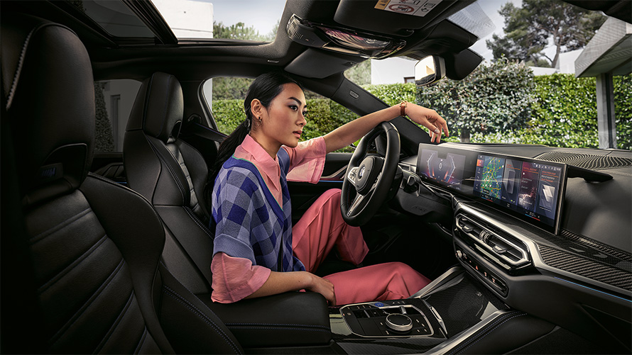 BMW i4 M50, G26, 2021, interior com uma mulher no lugar do condutor