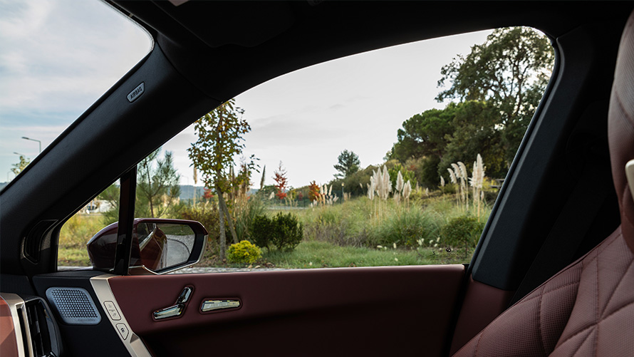 BMW iX M60, i20, 2022, SUV elétrico, sustentabilidade BMW iX M60, i20, 2022, SUV elétrico, automóvel elétrico, sustentabilidade, perspetiva da natureza através do vidro dianteiro