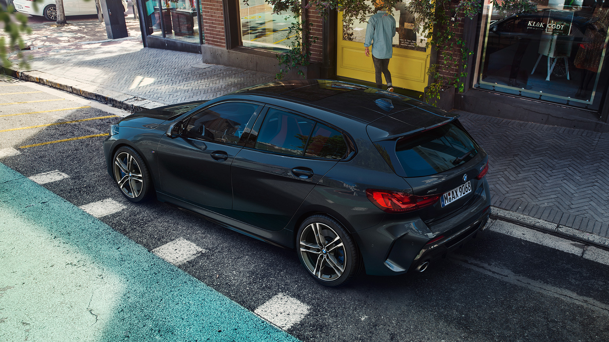 BMW M135i xDrive a estacionar. BMW M135i xDrive na pintura preto Sapphire metalizada, a estacionar, perspetiva de topo lateral.
