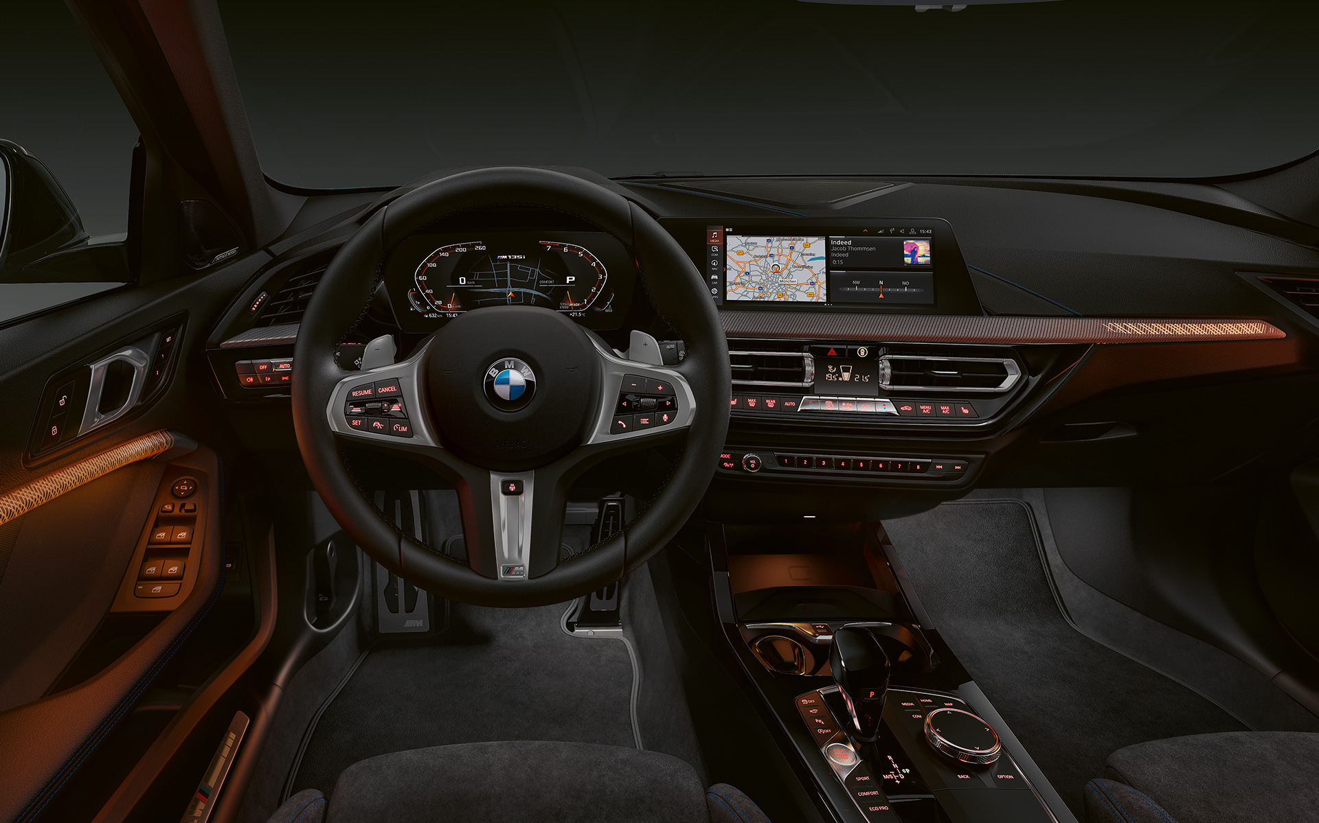BMW M135i xDrive (F40), interior Premium com frisos interiores retroiluminados