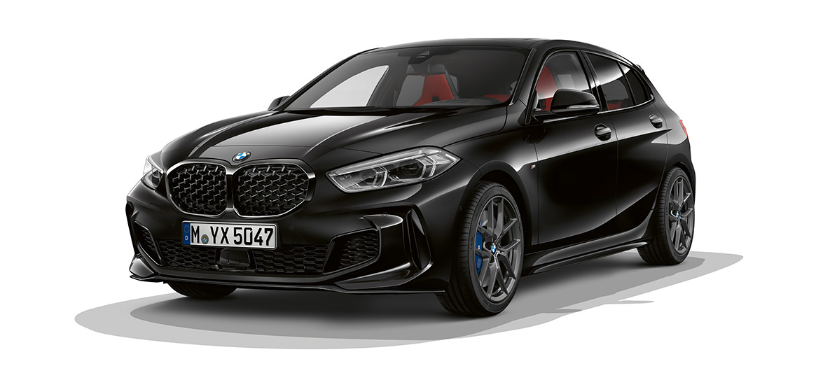 BMW M135i xDrive (F40), pack M Performance BMW M135i xDrive (F40) em preto Sapphire metalizada com pack M Performance, perspetiva frontal a três quartos