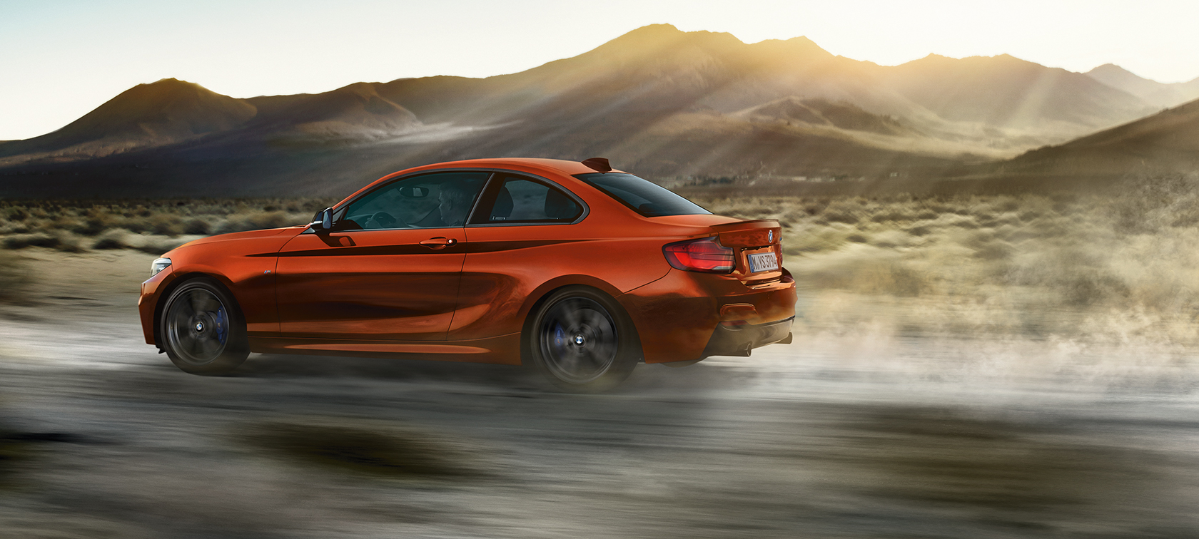 Dinâmica de condução do BMW M240i Coupé Dinâmica de condução do BMW M240i Coupé, F22, 2017, laranja Sunset metalizada, vista lateral