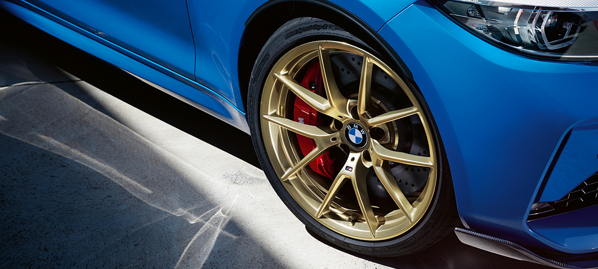 Jantes de liga leve BMW 763 M de raios em V de 19" em dourado mate do BMW M2 CS Jantes de liga leve BMW 763 M de raios em V de 19" em dourado mate do BMW M2 CS, F87, azul Misano metalizada, vista em pormenor