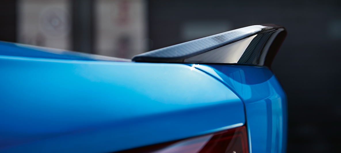 Spoiler traseiro do BMW M2 CS Spoiler traseiro do BMW M2 CS, F87, azul Misano metalizada, vista em pormenor