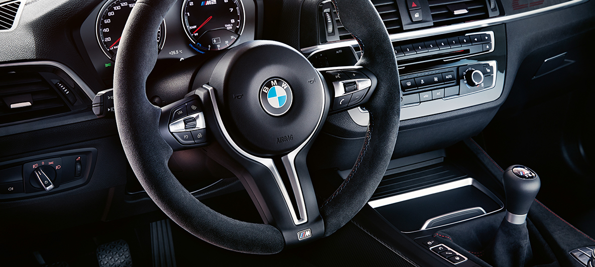 Cockpit do BMW M2 CS Cockpit do BMW M2 CS, F87, azul Misano metalizada, vista em pormenor
