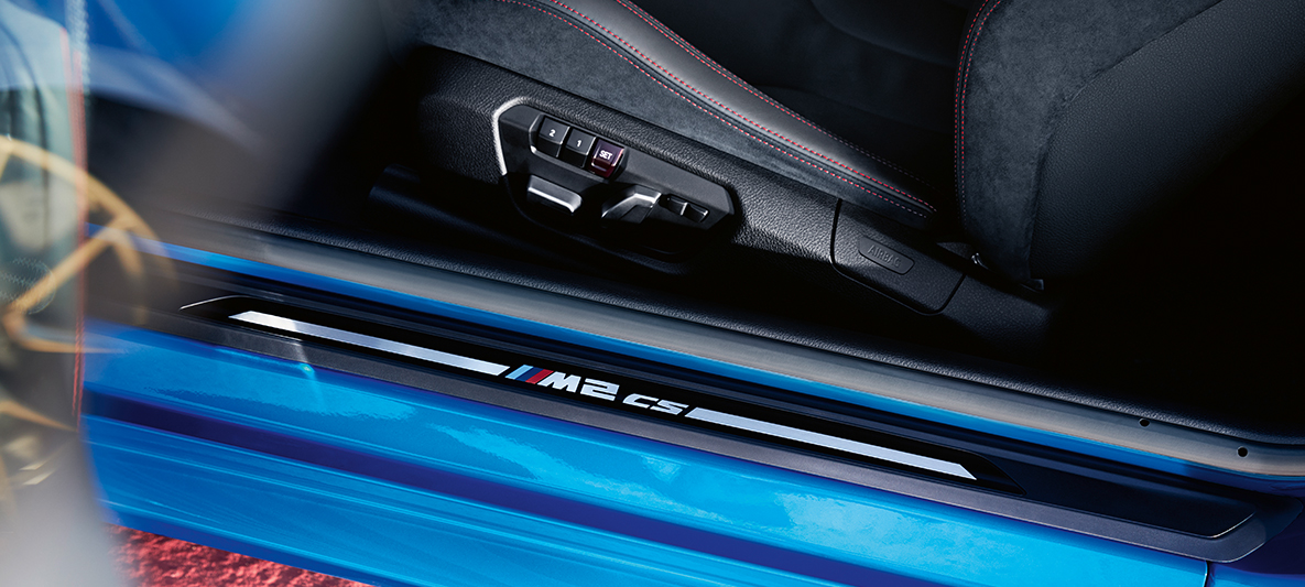 Soleiras das portas do BMW M2 CS Soleiras das portas do BMW M2 CS, F87, azul Misano metalizada, vista em pormenor