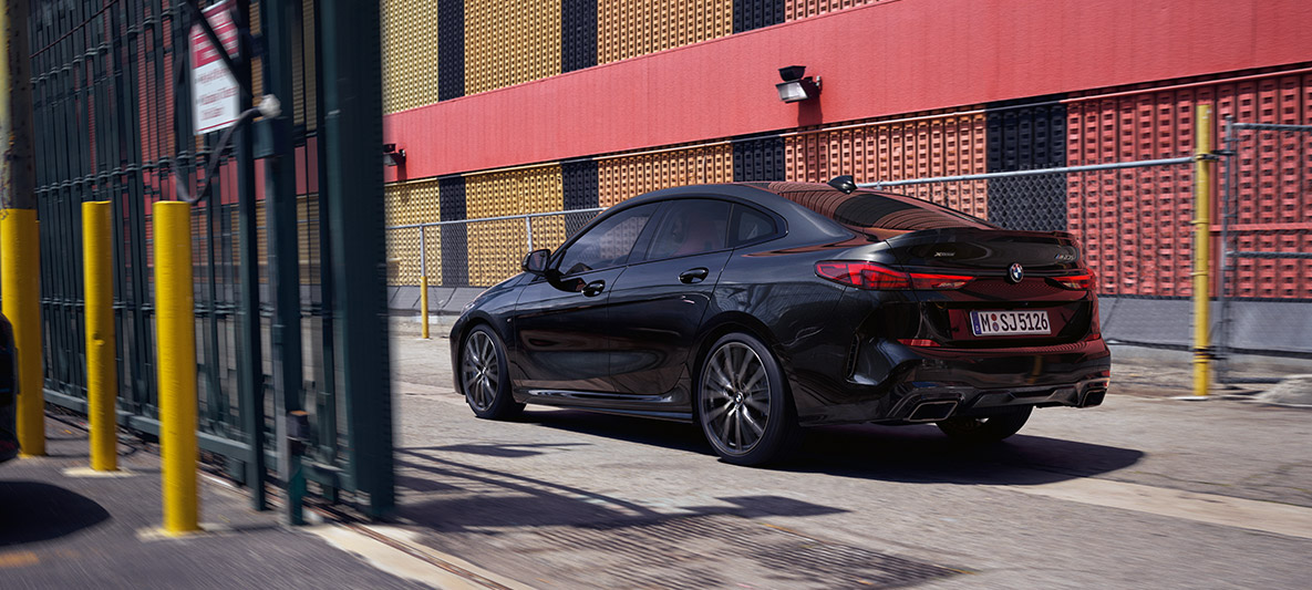 Pack M Performance, BMW M235i xDrive Gran Coupé Pack M Performance, BMW M235i xDrive Gran Coupé, pintura preto Sapphire metalizada, F44, perspetiva lateral a três quartos