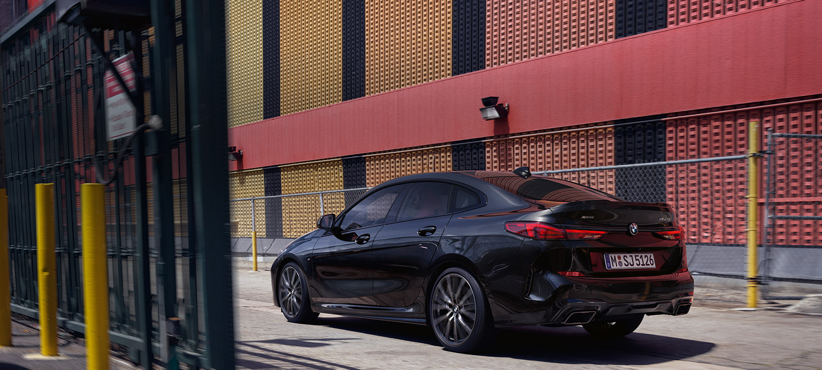 BMW M235i xDrive Gran Coupé, perspetiva lateral a três quartos BMW M235i xDrive Gran Coupé, pintura preto Sapphire metalizada, F44, perspetiva lateral a três quartos