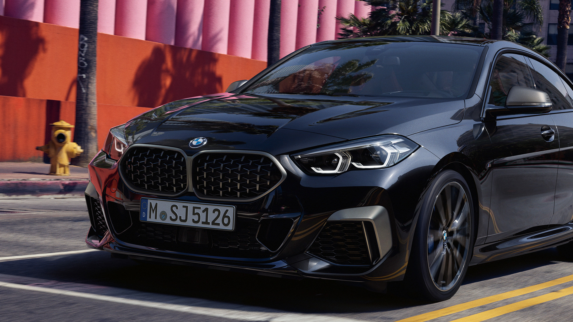 Design da dianteira do BMW M235i xDrive Gran Coupé Design da dianteira do BMW M235i xDrive Gran Coupé, 2020, pintura preto Sapphire metalizada, F44, perspetiva frontal a três quartos
