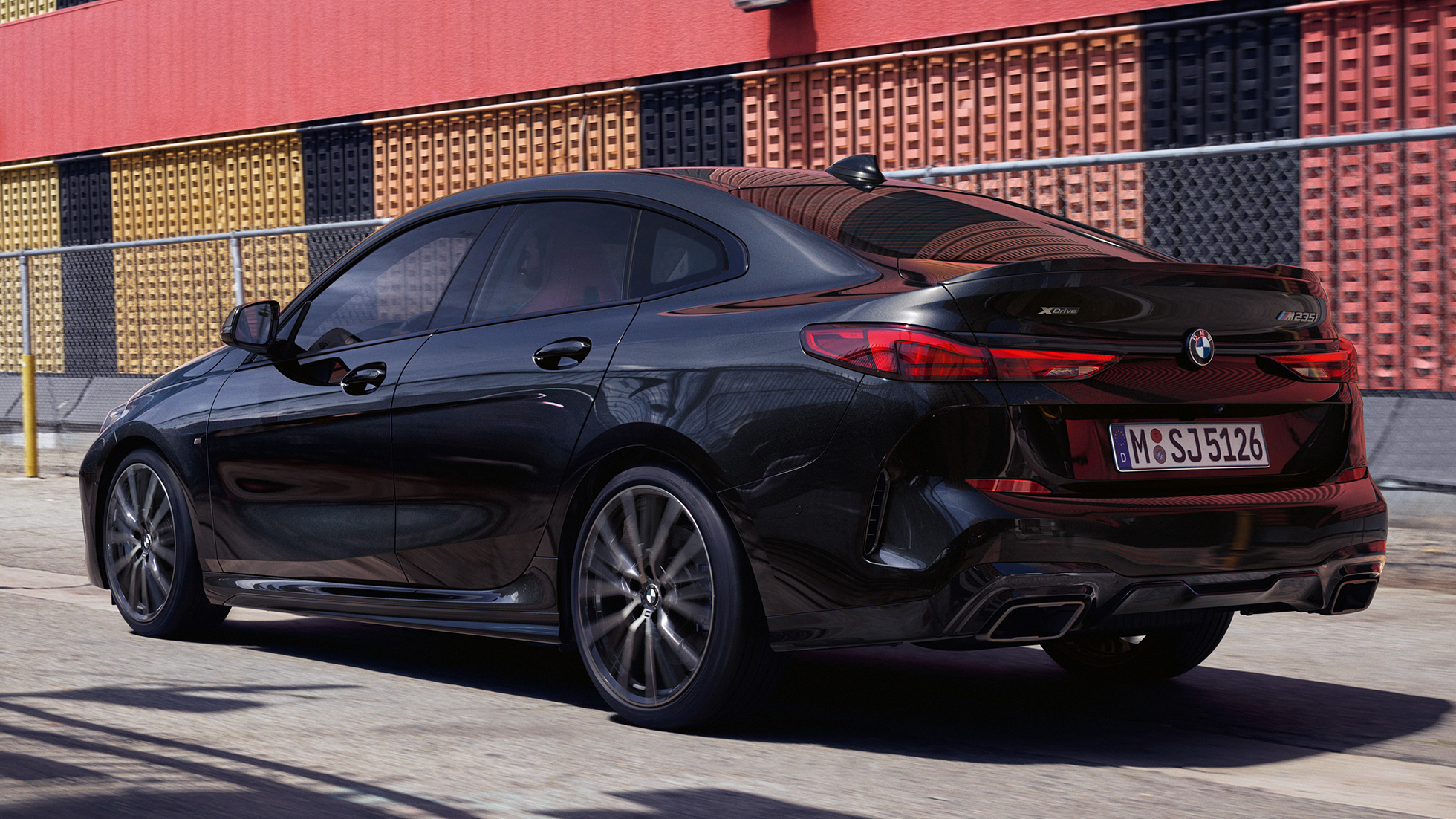 Estilo Coupé do BMW M235i xDrive Gran Coupé Estilo Coupé do BMW M235i xDrive Gran Coupé, 2020, pintura preto Sapphire metalizada, F44, perspetiva lateral a três quartos