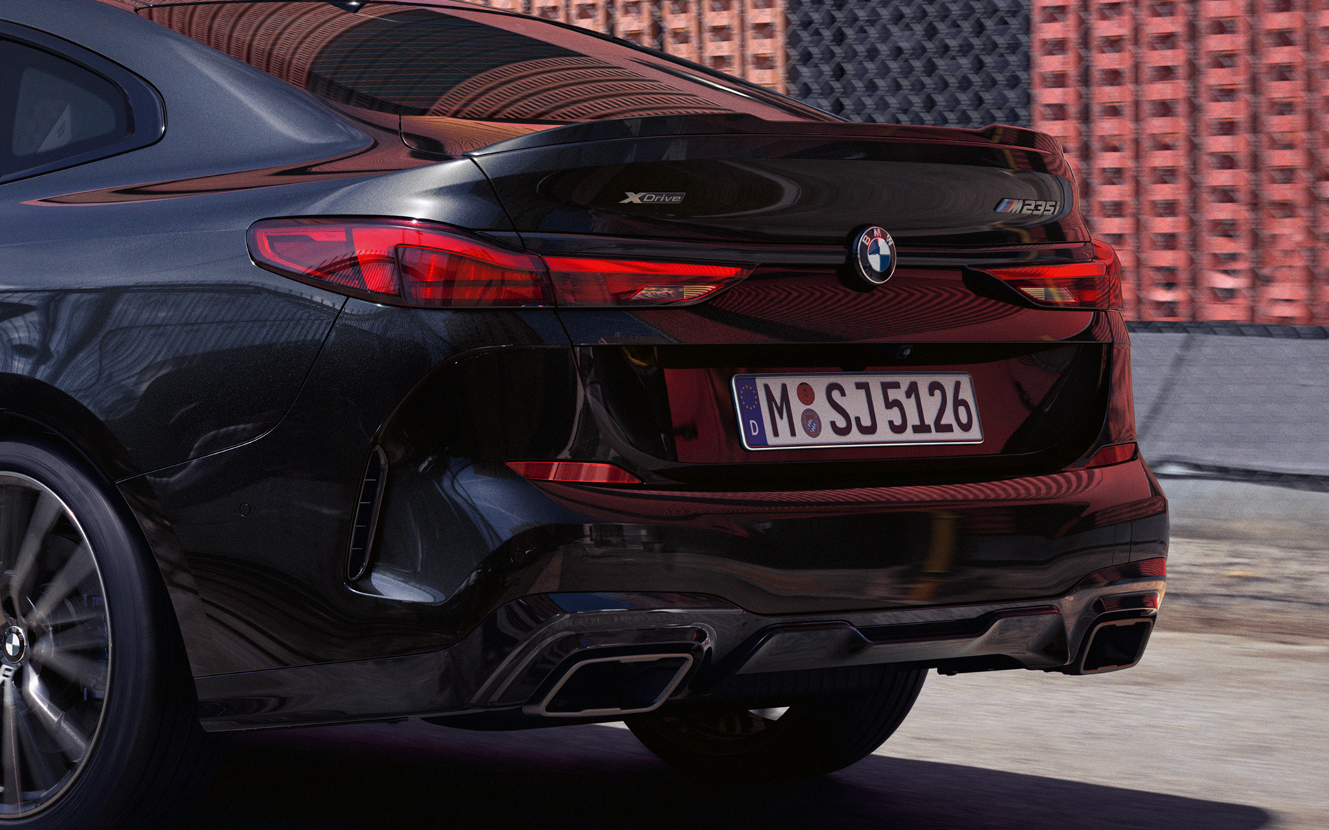Traseira do BMW M235i xDrive Gran Coupé, F44 Traseira desportiva do BMW M235i xDrive Gran Coupé, F44, 2020, pintura preto Sapphire metalizada, perspetiva traseira a três quartos