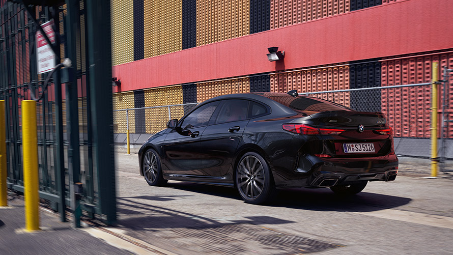 Dados técnicos do BMW M235i xDrive Gran Coupé, F44 BMW M235i xDrive Gran Coupé, F44, pintura preto Sapphire metalizada, perspetiva traseira a três quartos, em movimento