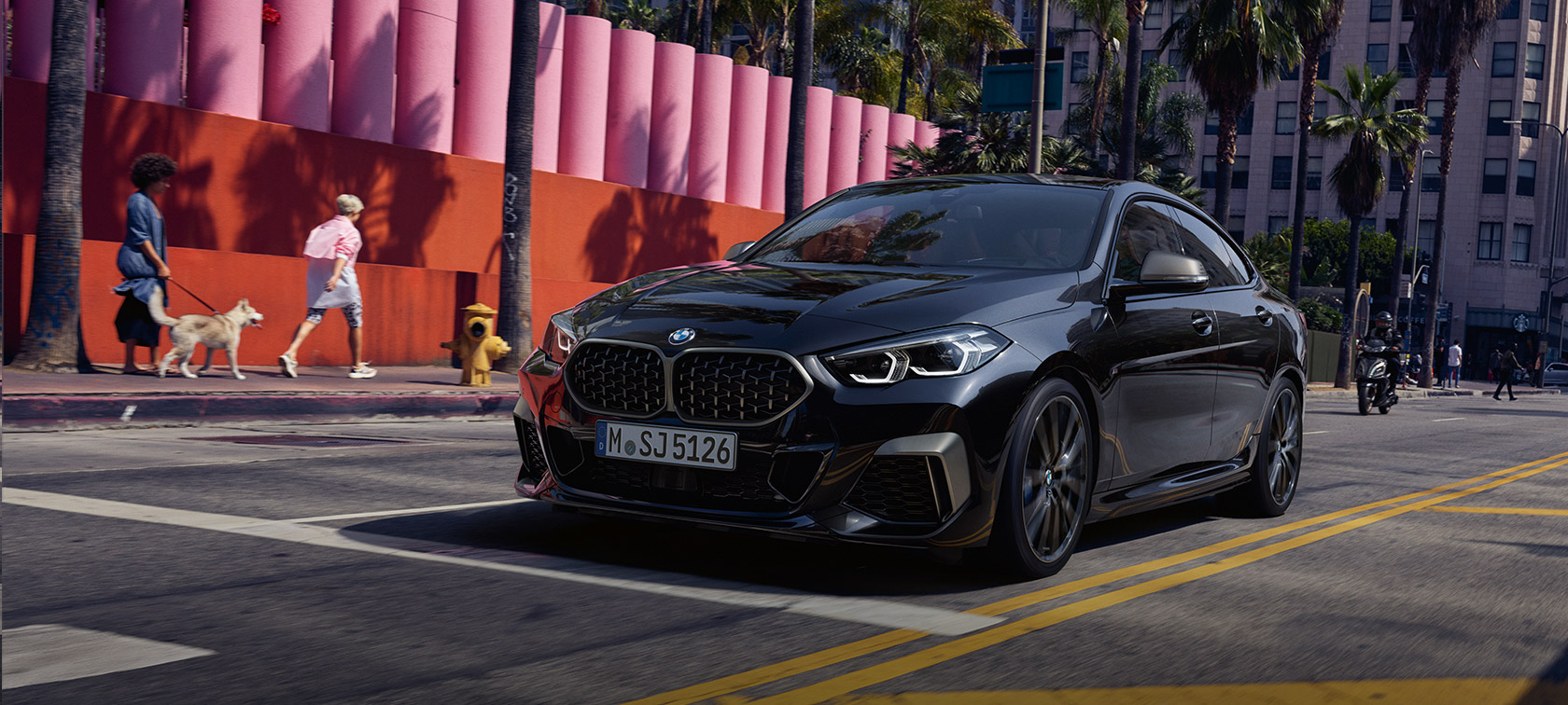 BMW M235i xDrive Gran Coupé, F44, 2020, pintura preto Sapphire metalizada, perspetiva frontal a três quartos
