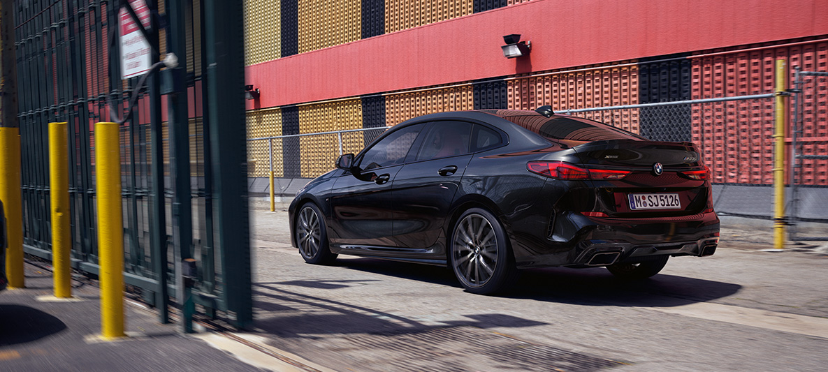 Pack M Performance, BMW M235i xDrive Gran Coupé, F44 Pack M Performance, BMW M235i xDrive Gran Coupé, F44, pintura preto Sapphire metalizada, perspetiva lateral a três quartos