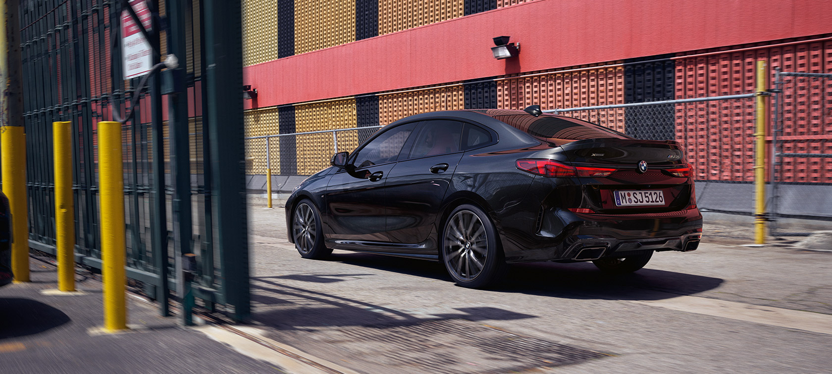 BMW M235i xDrive Gran Coupé, F44, perspetiva traseira a três quartos, em movimento BMW M235i xDrive Gran Coupé, F44, pintura preto Sapphire metalizada, perspetiva traseira a três quartos, em movimento