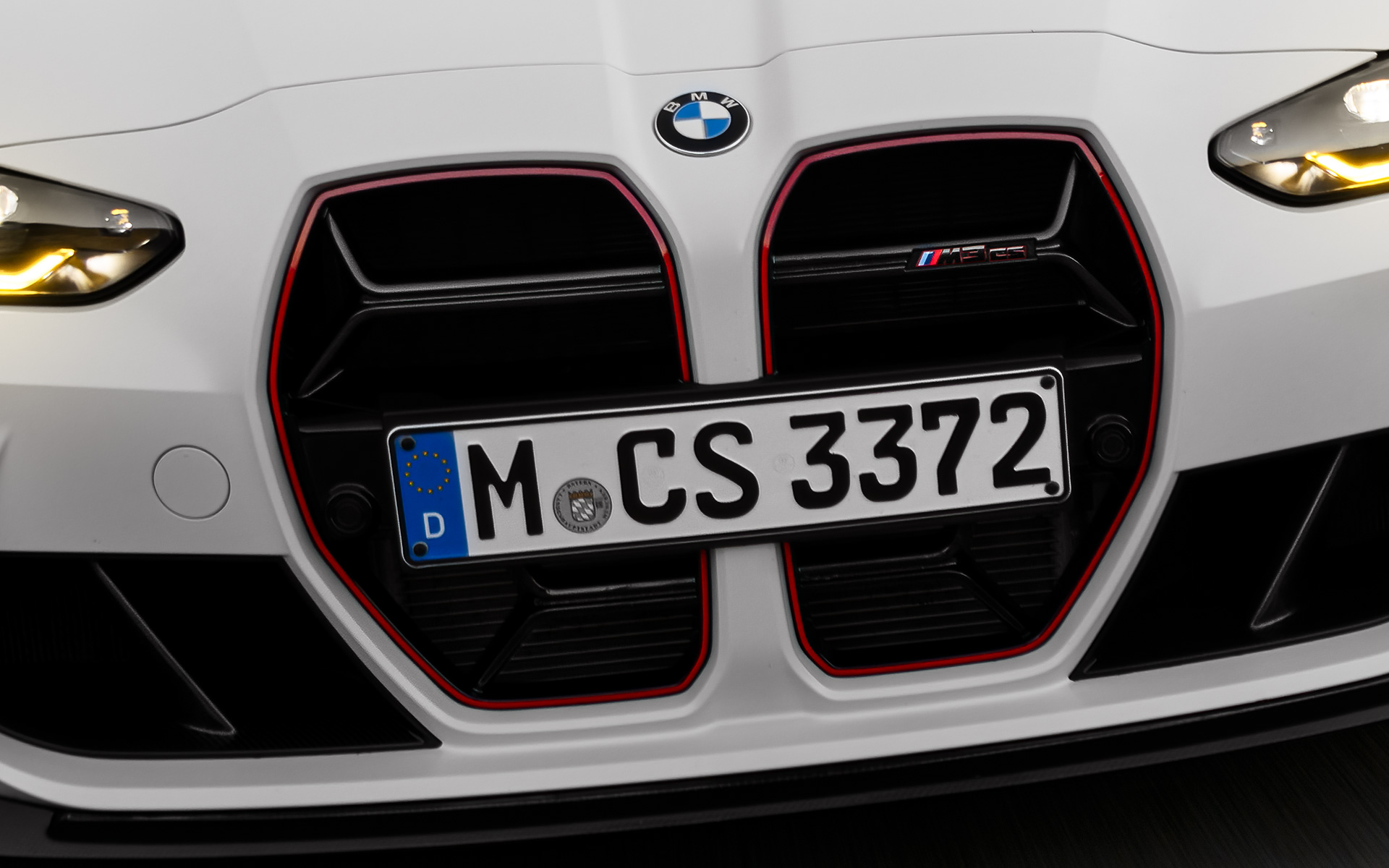 Grelha em forma de rim específica CS com designação do modelo especial em vermelho, BMW M3 CS, G80 BMW M3 CS, G80, grelha em forma de rim específica CS com designação do modelo especial em vermelho, perspetiva dianteira, em movimento