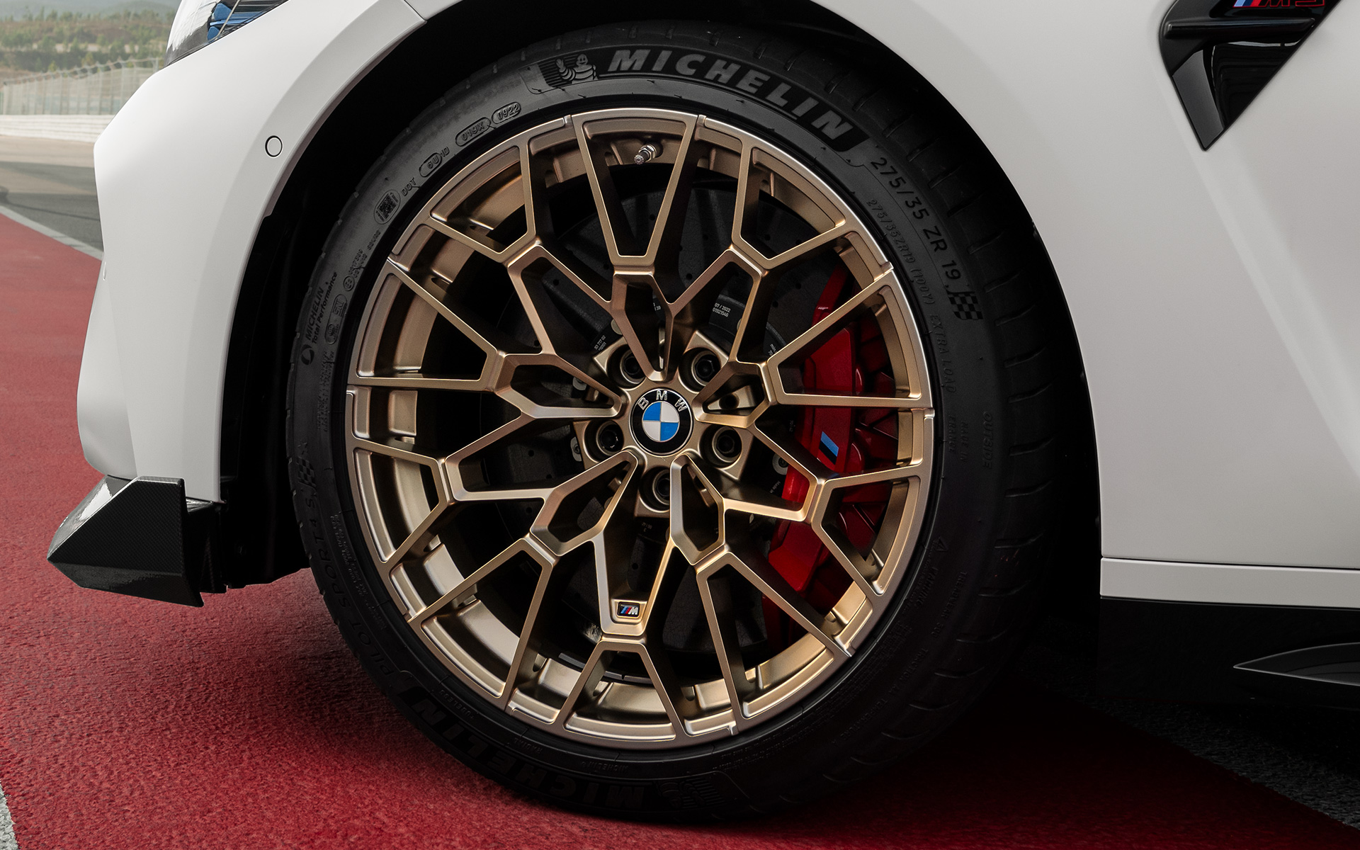 Travões M em carbono e cerâmica em vermelho brilhante, BMW M3 CS, G80 BMW M3 CS, G80, travões M em carbono e cerâmica, vermelho brilhante