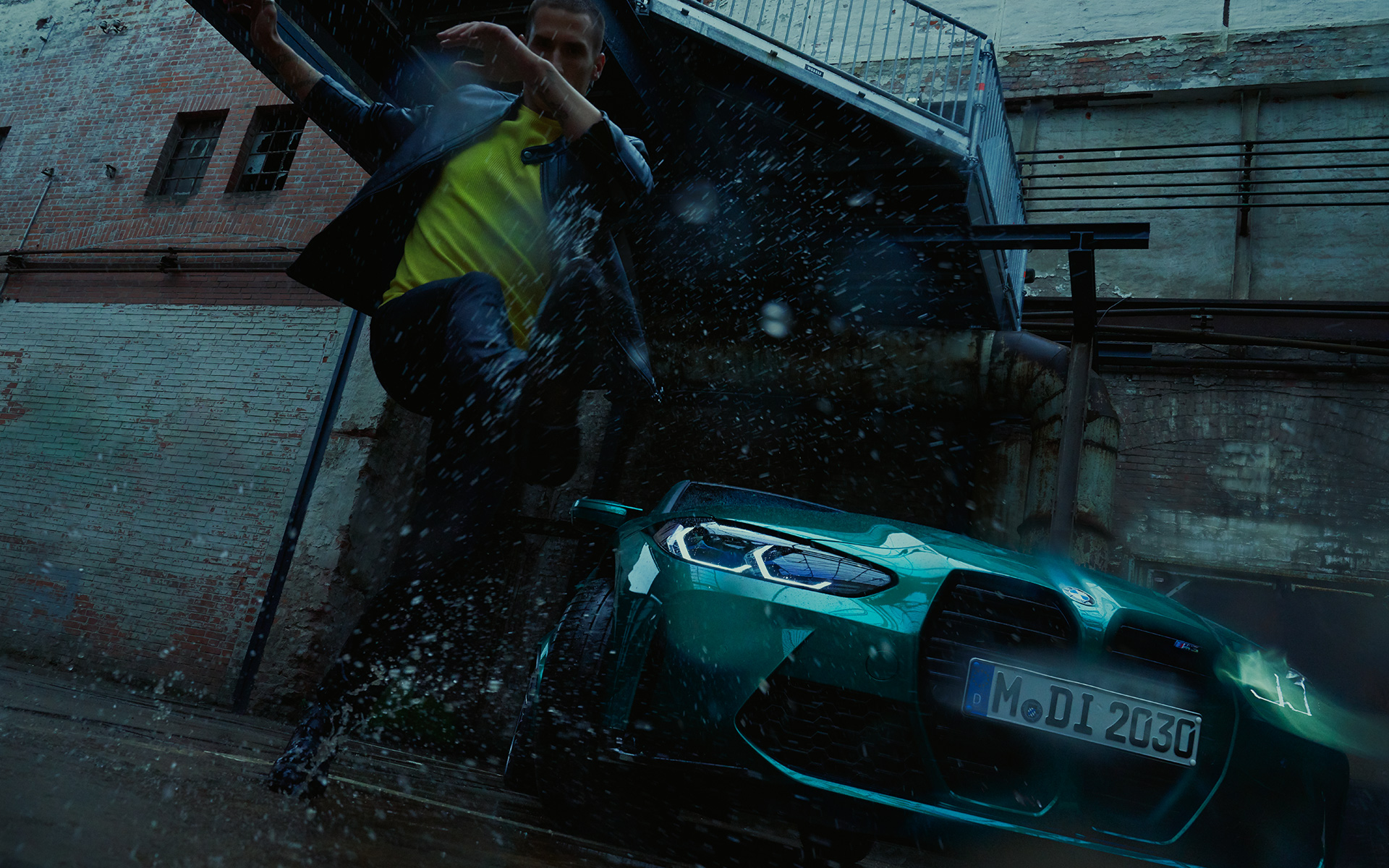 BMW M3 Berlina, G80, 2020, pintura verde Isle of Man metalizada, perspetiva dianteira com homem à chuva