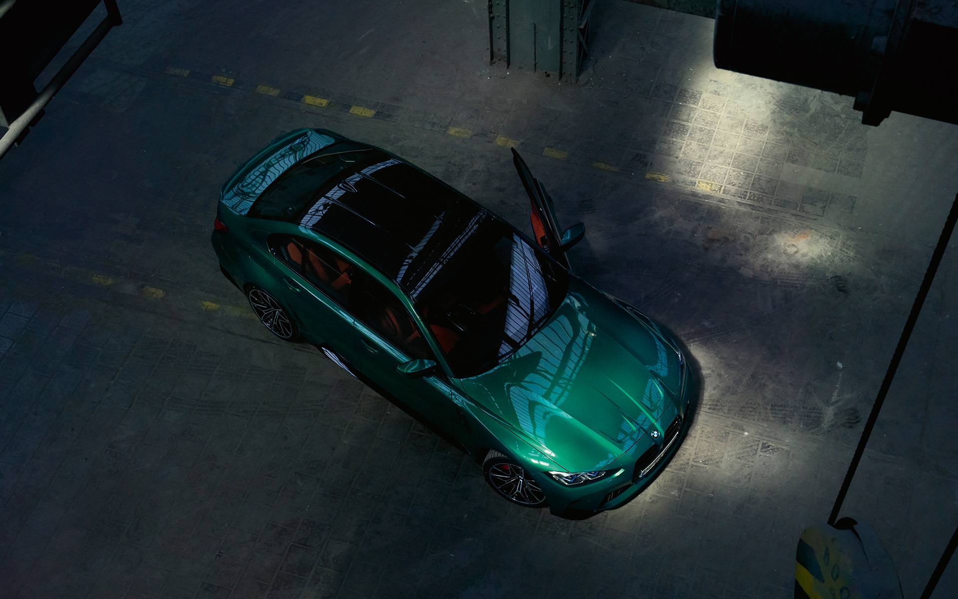 BMW M3 Berlina, G80, 2020, pintura verde Isle of Man metalizada, perspetiva aérea do tejadilho em carbono