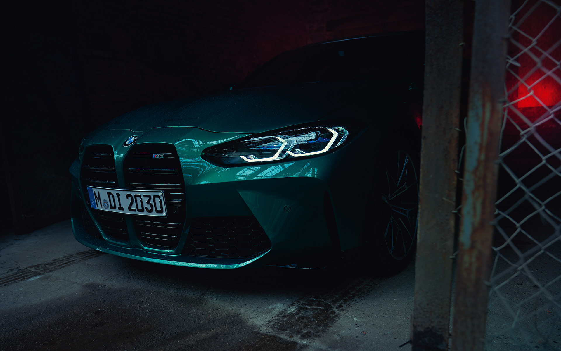 BMW M3 Berlina, G80, 2020, pintura verde Isle of Man Green metalizada, lateral dianteira