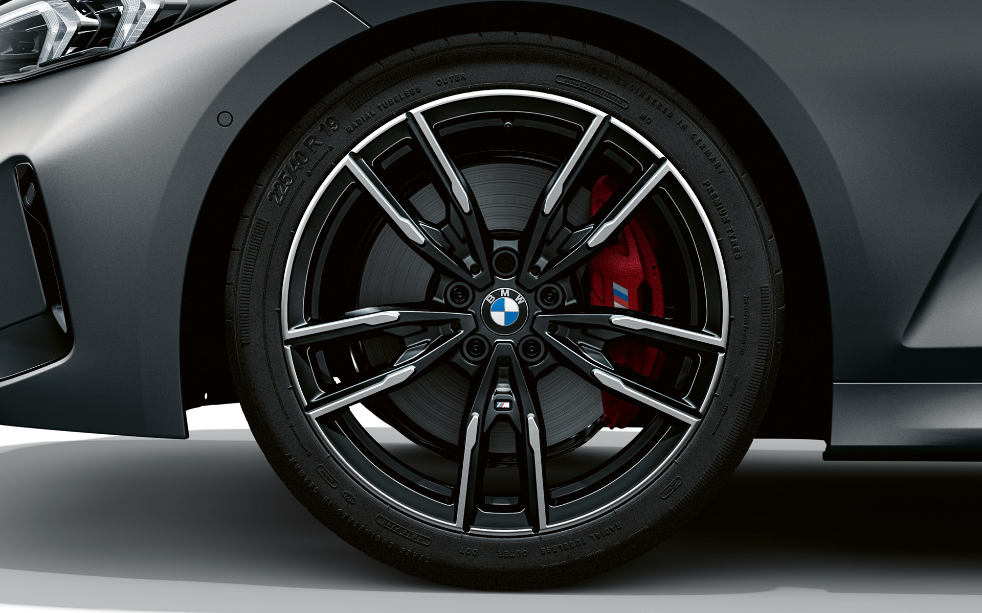 Jantes de liga leve BMW 792 M de raios duplos de 19" em preto Jet de duas tonalidades, BMW M340i xDrive Berlina, G20 BMW M340i xDrive Berlina, G20, pintura cinza Frozen Pure BMW Individual metalizada, jantes de liga leve BMW 792 M de raios duplos de 19” em preto Jet de duas tonalidades, grande plano