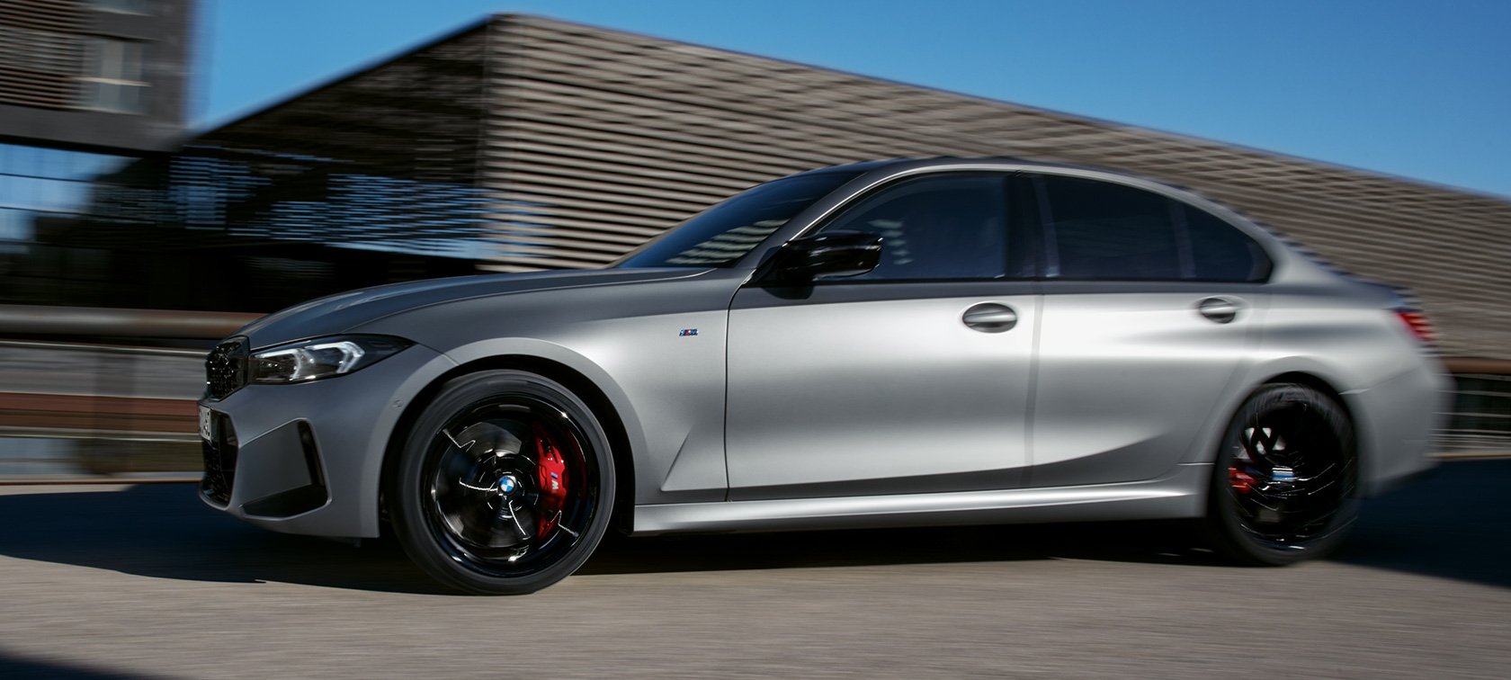 Perspetiva lateral, BMW M340i xDrive Berlina, G20 BMW M340i xDrive Berlina, G20, pintura cinza Frozen Pure BMW Individual, perspetiva lateral, em movimento