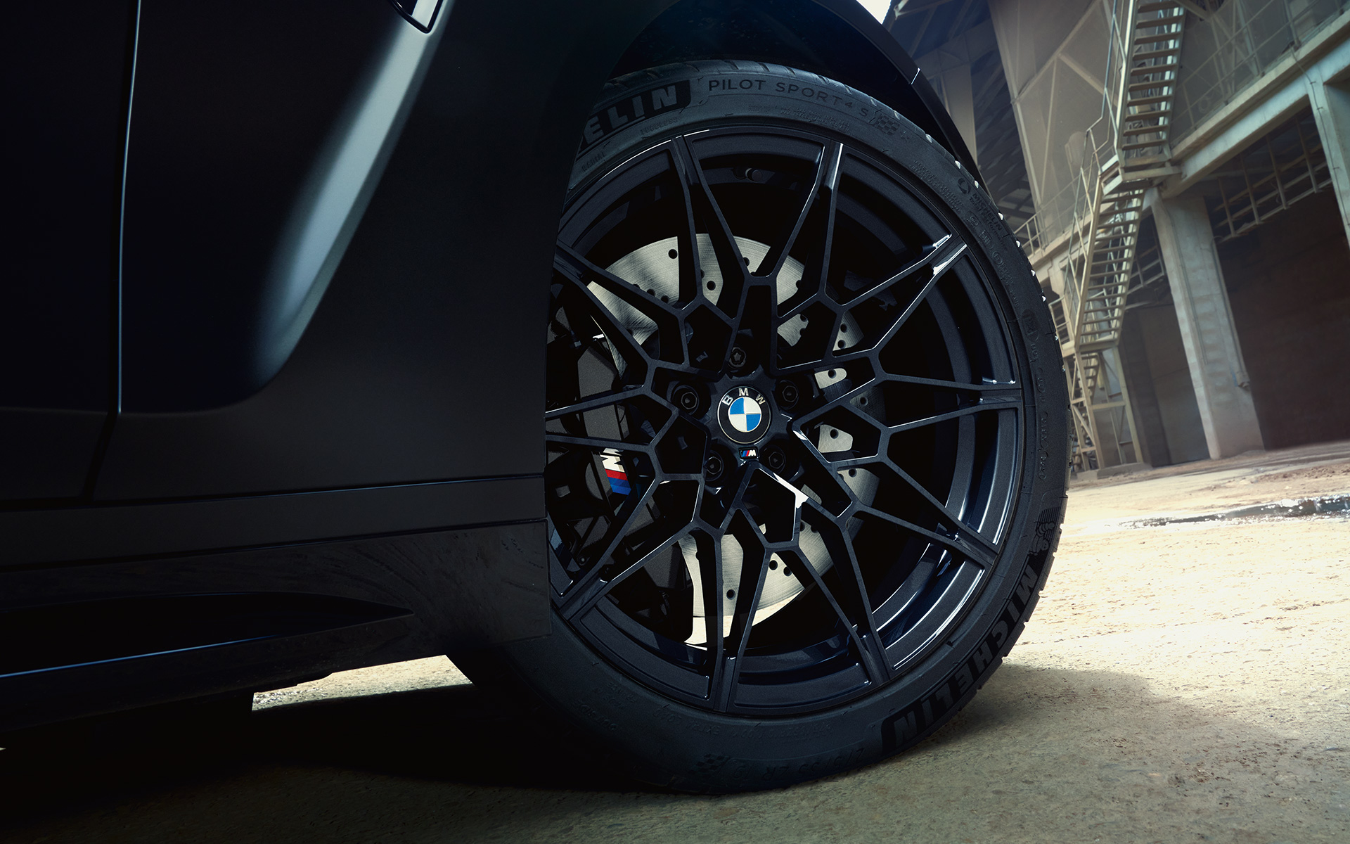 Travões compostos M em preto, BMW M3 Competition Touring, G81 BMW M3 Competition Touring, G81, pintura preto Frozen BMW Individual metalizada, travões compostos M em preto, grande plano