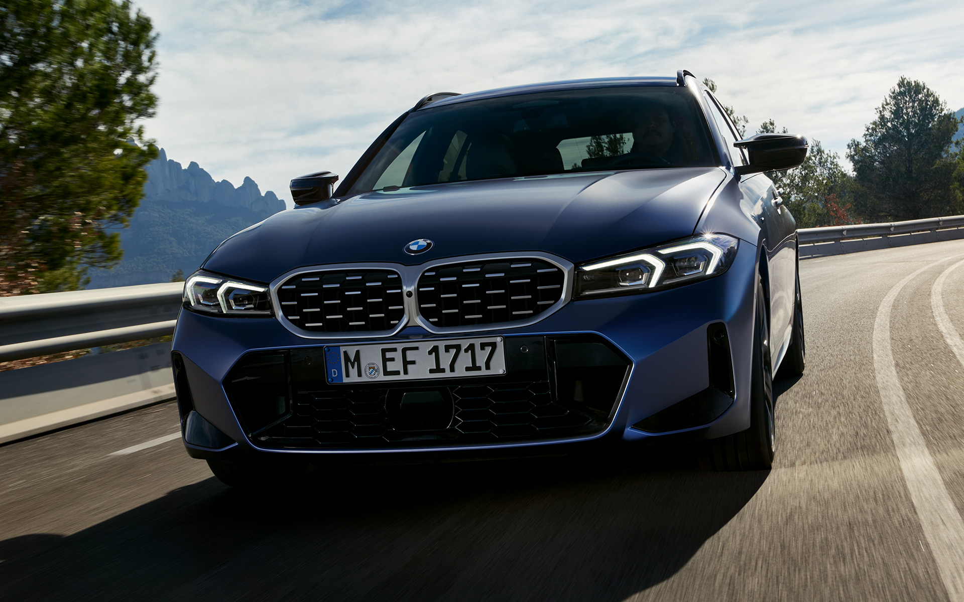BMW M340i xDrive Touring, G21, perspetiva dianteira em movimento BMW M340i xDrive Touring, G21, pintura azul Frozen Tanzanite, perspetiva dianteira, em movimento