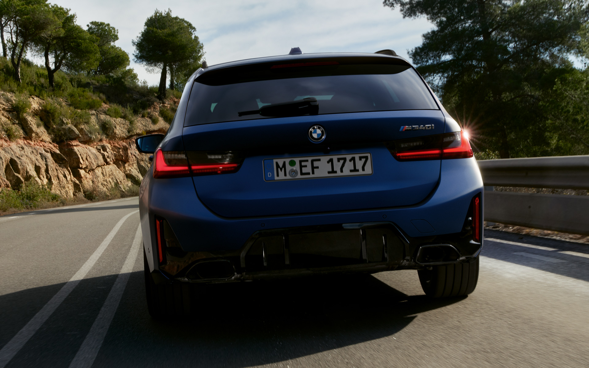 BMW M340i xDrive Touring, G21, perspetiva traseira em movimento BMW M340i xDrive Touring, G21, pintura azul Frozen Tanzanite, perspetiva traseira, em movimento