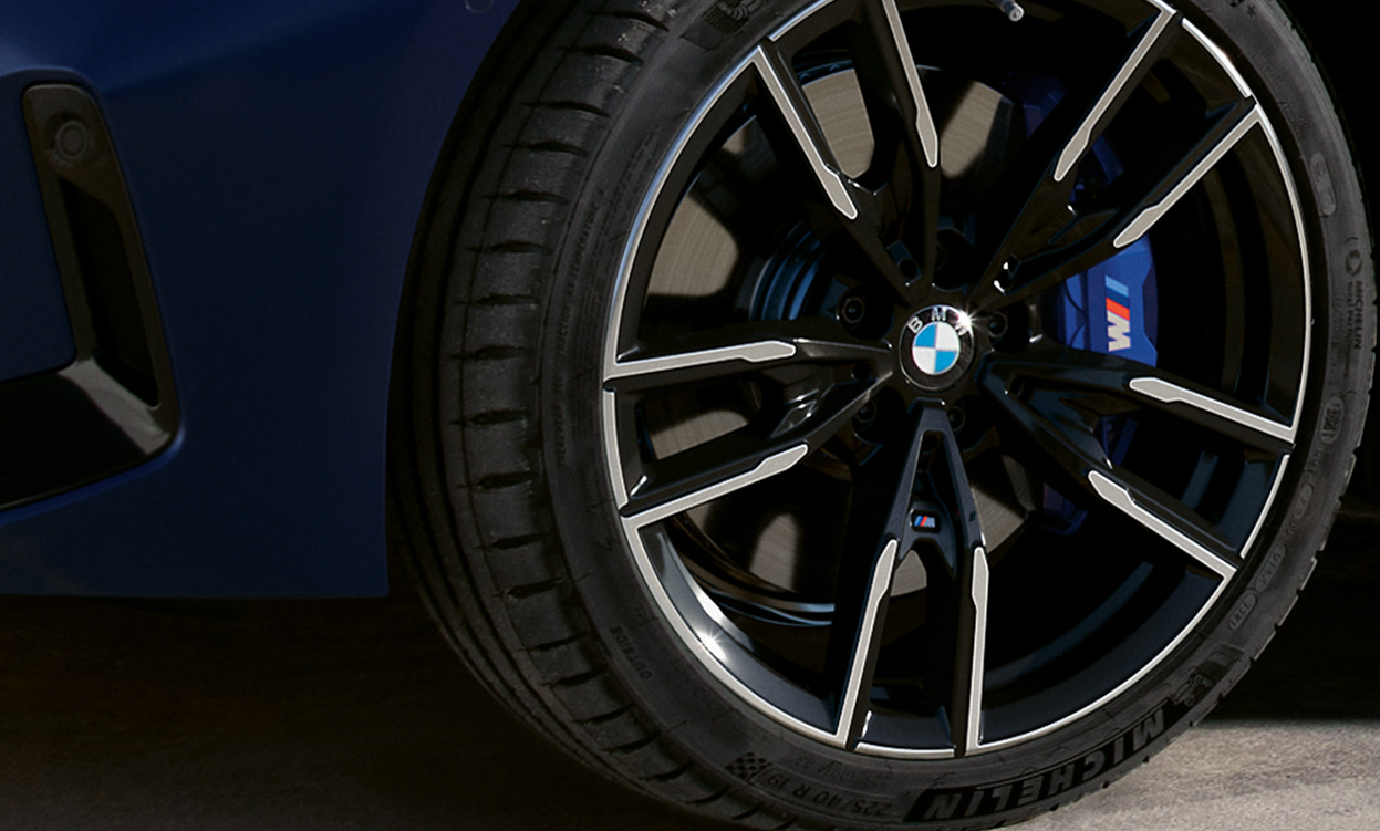 BMW M340i xDrive Touring, G21, jantes de liga leve BMW M de 19”, grande plano BMW M340i xDrive Touring, G21, pintura azul Frozen Tanzanite, jantes de liga leve BMW M de 19'’, grande plano