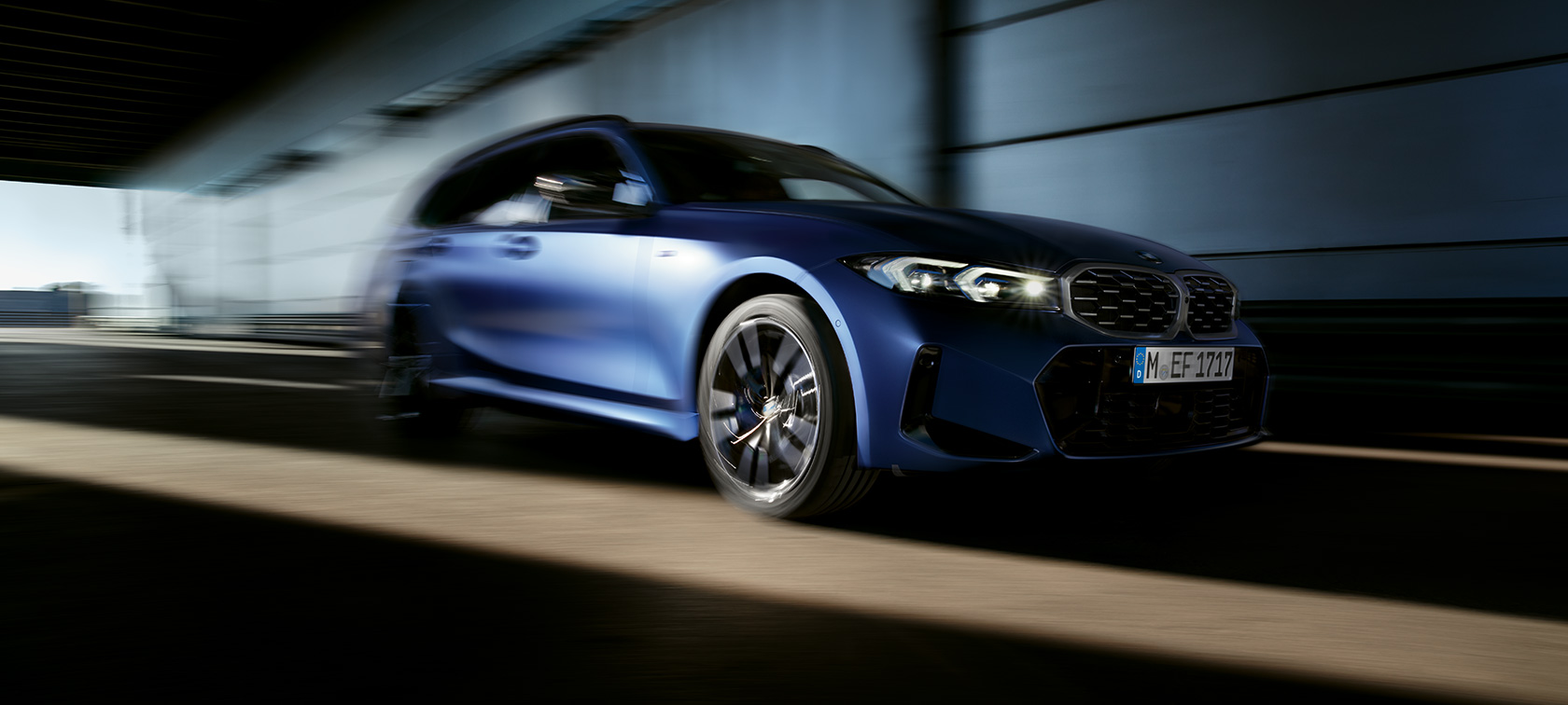 BMW M340i xDrive Touring, G21, perspetiva lateral a três quartos, em movimento BMW M340i xDrive Touring, G21, perspetiva lateral a três quartos, em movimento