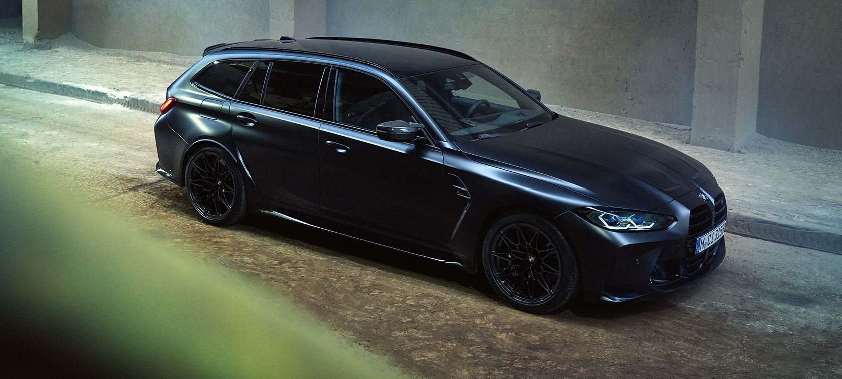BMW M3 Competition Touring, G81, perspetiva lateral BMW M3 Competition Touring, G81, pintura preto Frozen BMW Individual metalizada, perspetiva lateral, parado