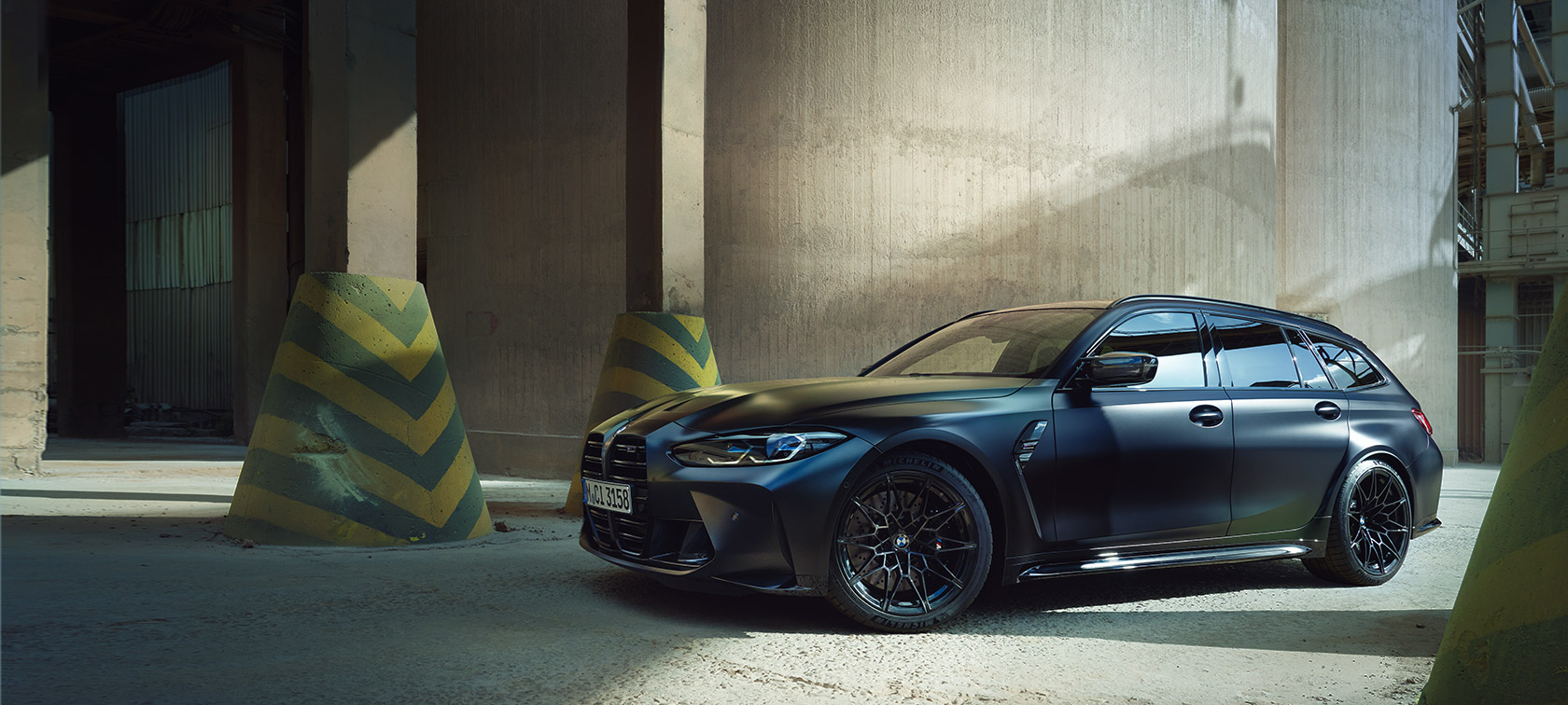 Perspetiva lateral, BMW M3 Competition Touring, G81 BMW M3 Competition Touring, G81, pintura preto Frozen BMW Individual metalizada, perspetiva lateral, parado