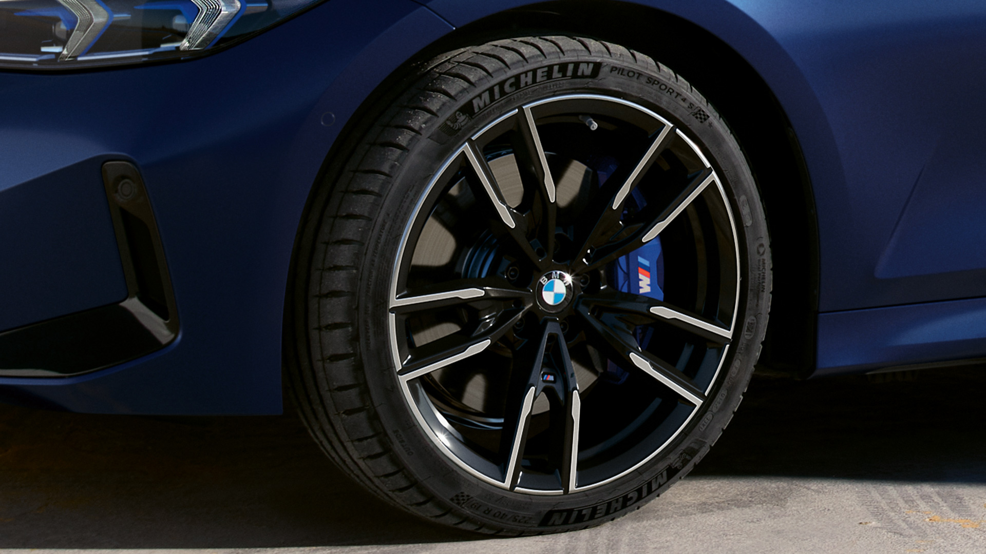 BMW M340i xDrive Touring, G21, jantes de liga leve BMW M de 19”, grande plano BMW M340i xDrive Touring, G21, pintura azul Frozen Tanzanite, jantes de liga leve BMW M de 19'’, grande plano