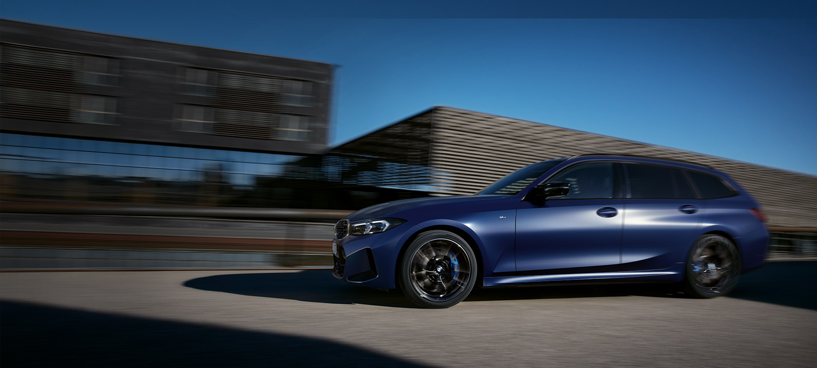 BMW M340i xDrive Touring , G21, perspetiva lateral em movimento BMW M340i xDrive Touring, G21, pintura azul Frozen Tanzanite, perspetiva lateral, em movimento